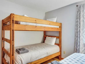 Lincoln Apartment w/ Balcony: 2 Mi to Loon Mtn!