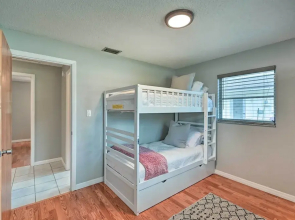 Family-friendly Home ~ 4 Mi to Naples Beach & Pier