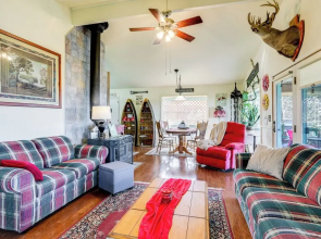 'the Treehouse' in Cherokee Village: Deck & Views
