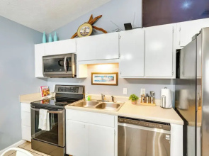 Pet-friendly PCB Duplex - Walk to Beach!