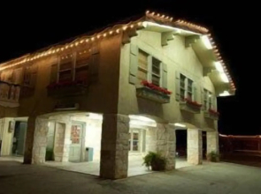 Sunday House Inn and Suites