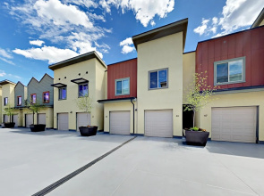 2BR Hot Tub Condo in Newpark by RedAwning