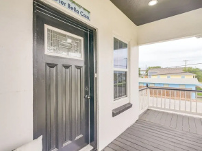 < 1 Mi to Beaches: Galveston Retreat w/ Patio!