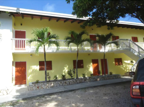 Allamanda Beach Club by RedAwning