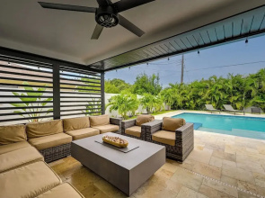 Walk to Beach: Getaway w/ Pool in Naples!