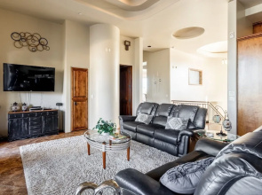 All-Suite Tuscan Home W/ Pool, SPA & Sports Court Home