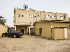 Creme Suites & Hotel