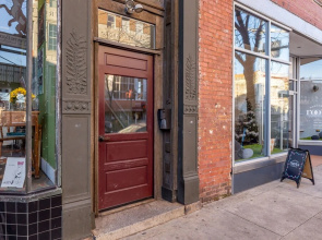 Elm St. Retro Retreat - Downtown Condo