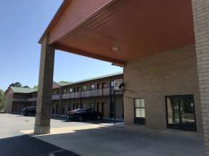 Clairmont Inn & Suites Warren