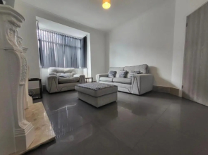 Bright 3 Bedroom house with Hot Tub