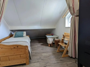 Spacious Bungalow Near Water