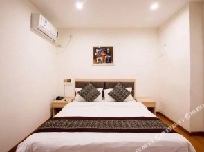 Shang Hai Fu Rao Shang Wu Jiu Dian Wai Tan Cheng Huang Miao Dian