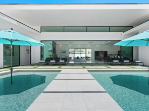 Sleeps 23 Pool, Hot Tub & Putting Green Minutes to Golf & Dining Bravo Villa #7 by Avantstay