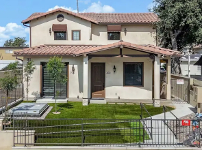 Bright Pasadena Getaway w Patio Near Old Town