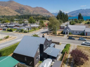 UPTO172 - Central Wanaka Retreat Close to the Lake