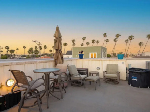 Seventh & Shore Stylish Seal Beach Home w/ Elevator, Fireplace + Bold Design