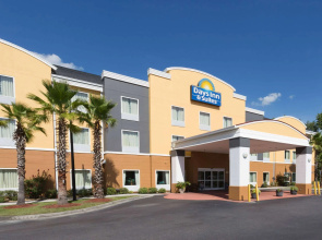 Days Inn & Suites by Wyndham Savannah North I-95