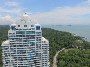 08B Stunning Rooftop Pool-360 Views of Sea Canal