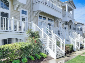 Shared Pool & Bay Access: Ocean View Retreat