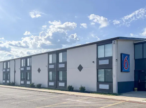 Motel 6 Rockford, IL – RFD Airport