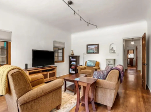 Casa O'keeffe - Five-minute Walk to The Plaza, Quiet Neighborhood, Comfort and Convenience