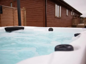 Stunning 3 Bedroom Lodge With Hot Tub in York