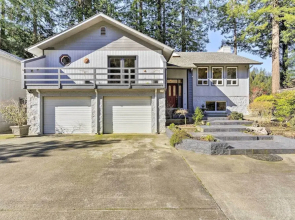 Riverfront Crescent City Home, 8 Mi to Beach!