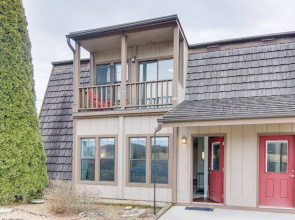 Dog-friendly Mills River Townhome: Fire Pit, Yard!
