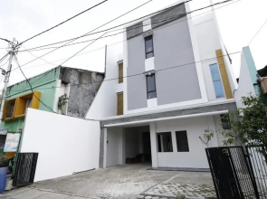 RedDoorz Plus Syariah near Mall Pondok Indah