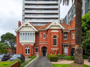 Well Located 1bed Unit in Near Albert Park w/ Gym!