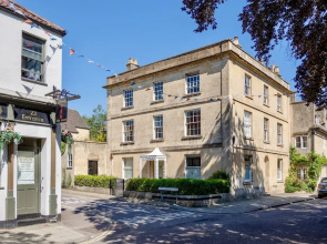 Cozy Corsham Apartment With 2 Bedrooms