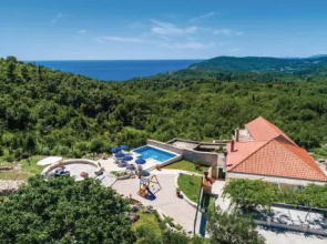 Three-Bedroom Holiday Home in Radovcici