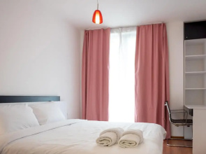 Sunny 1bdr Apartment Near Center