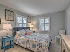 Cozy Crystal Beach Cottage: Walk to Shoreline