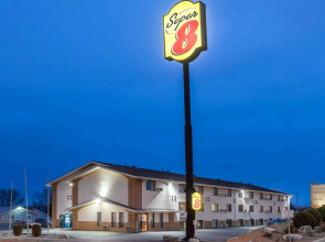 Super 8 by Wyndham Bismarck