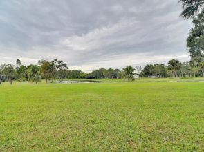 On-site Pond: Sleek Largo Studio < 7 Mi to Beach!