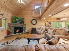 Firefly-pristine Mountain Cabin With hot tub Screened Porch Fire pit Wifi