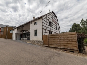 Farmhouse by Lake Coo With Jacuzzi
