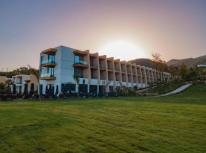 The Norm Collection Door'a