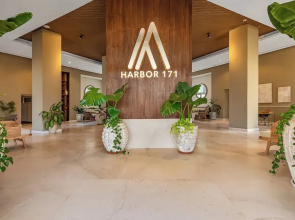 Stylish Beachfront 2BR - Balcony & Pools