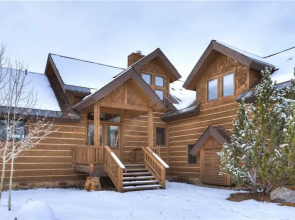 Breckenridge Riverfront Home Sleeps 22+ Hot Tub!