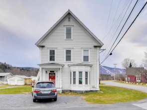 Ludlow Townhome: 3 Mi to Okemo Mountain!