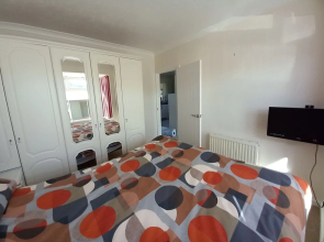 Captivating 2-bed House in Warden and Close to sea