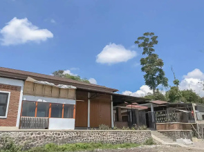 RedDoorz Resort near Darajat Garut