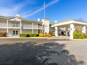 Quality Inn Fayetteville near Historic Downtown Square