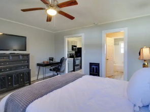 Huntsville Studio w/ Workspace Near Downtown