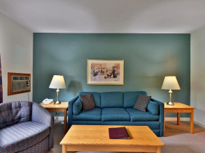 Deluxe one bedroom suite located on first floor with outdoor heated pool 11921