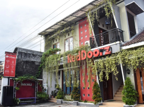 RedDoorz Plus near Hartono Mall