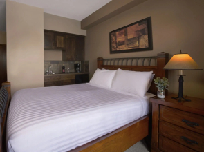 Glacier Mountaineer Lodge