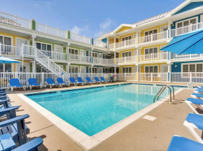 Walk to Beach: Poolside Condo in Wildwood Crest!